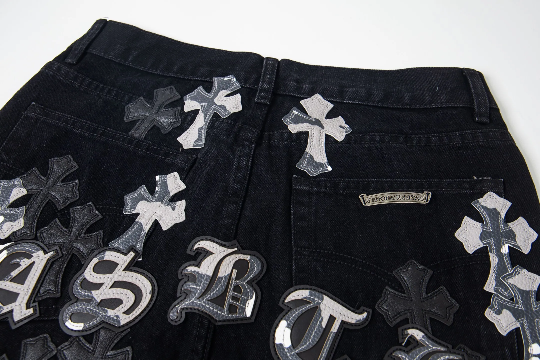 P260 Chrome Hearts Chrome Hearts Black Multi-leather Elements Full of Details Washed Jeans Authentically Restore the Ultimate Vintage Texture Three-Dimensional Fit Loose and Comfortable, Not Slimming Appearing Tall and Slim Made by a Manufacturer Original Quality Control Same Style for Men and Women Can Be Matched for Couples Versatile Recommendations Must-Have Jeans for All Seasons Fashionistas Have Been Disappointed From the Quality Selection of Fabrics, Cutting of Details, and Matching of Patterns, Everything Is Impeccable! The upper body is so handsome when worn...it can be easily worn by men, women and children! The craftsmanship is made of heavy-duty washed pure cotton denim fabric. After washing, it is soft and thick. It is very stylish when worn on the body. Style number: 1775# Color: black Size: 28 30 32 34 36